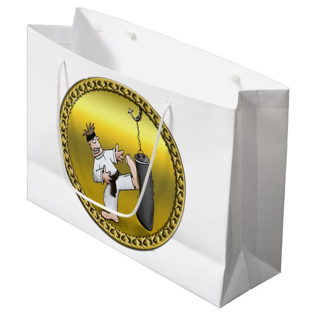 Black bälte karate man sparkar en svart träningssä (Framsidan Vinklad)