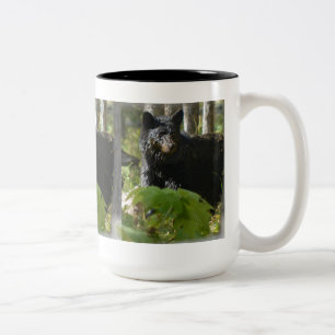 Black Bear Gömmer i Forest Wildlife Photo Två-Tonad Mugg