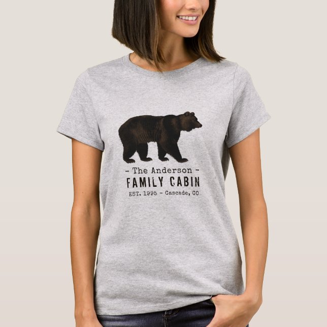 Black Bear i Family Namn Cabin Rustic Brown T Shirt (Framsida)