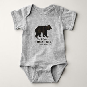 Black Bear i Family Namn Cabin Rustic Brown T Shirt
