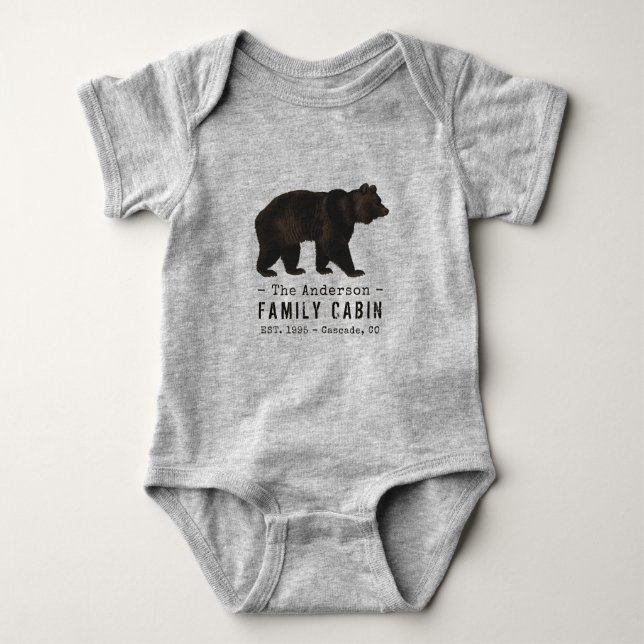 Black Bear i Family Namn Cabin Rustic Brown T Shirt (Framsida)
