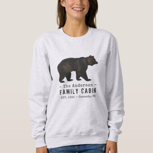 Black Bear i Family Namn Cabin Rustic Brown T Shirt (Framsida)