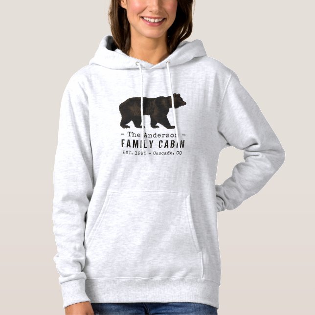 Black Bear i Family Namn Cabin Rustic Brown T Shirt (Framsida)