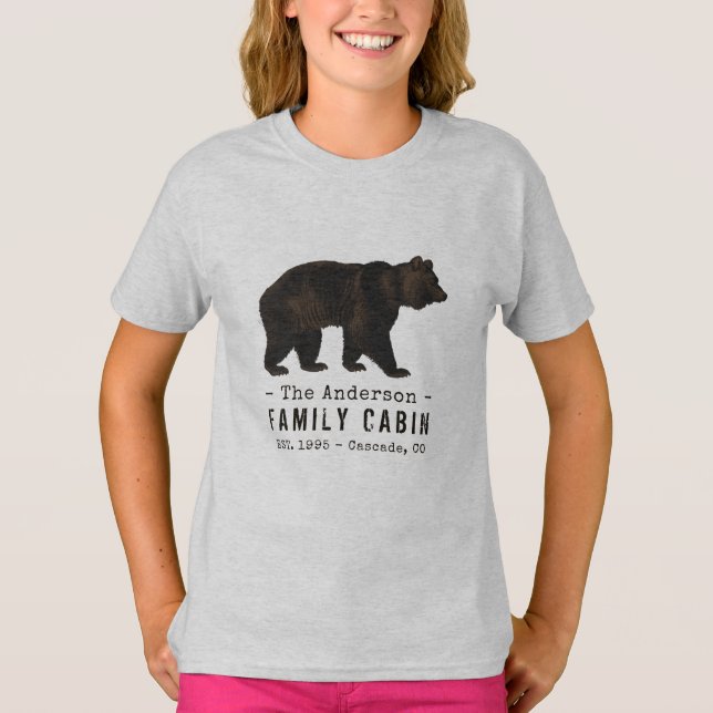 Black Bear i Family Namn Cabin Rustic Brown T Shirt (Framsida)