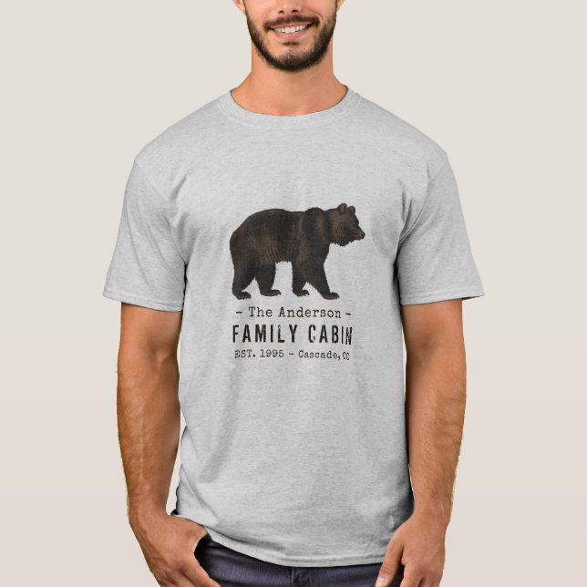 Black Bear i Family Namn Cabin Rustic Brown T Shirt (Framsida)