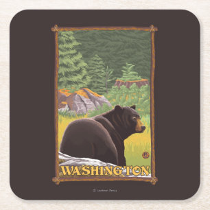 Black Bear i Forest - Washington Underlägg Papper Kvadrat