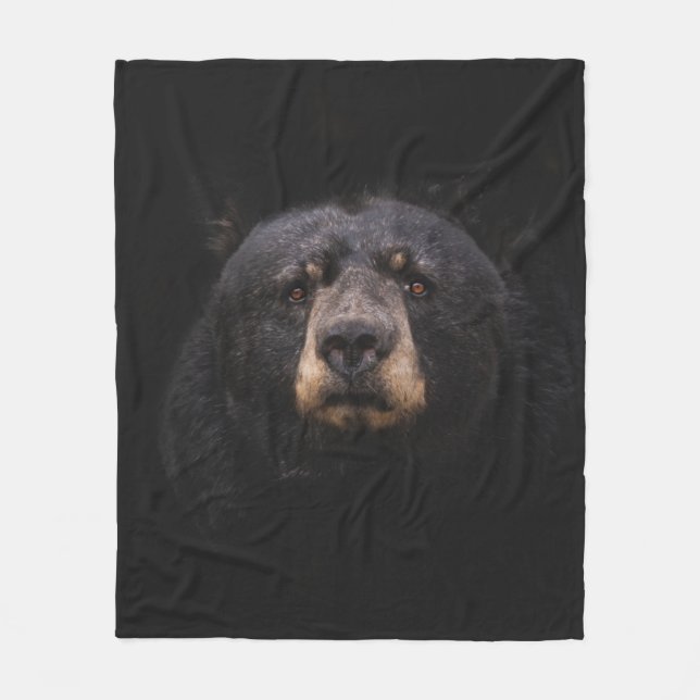 BLACK BEAR ON BROWN WOODEN TREE BRANCH FLEECEFILT (Framsidan)