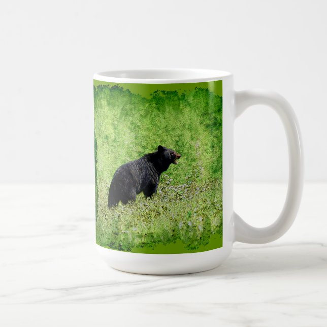 Black Bear Walking in Grass Art Kaffemugg (Höger)