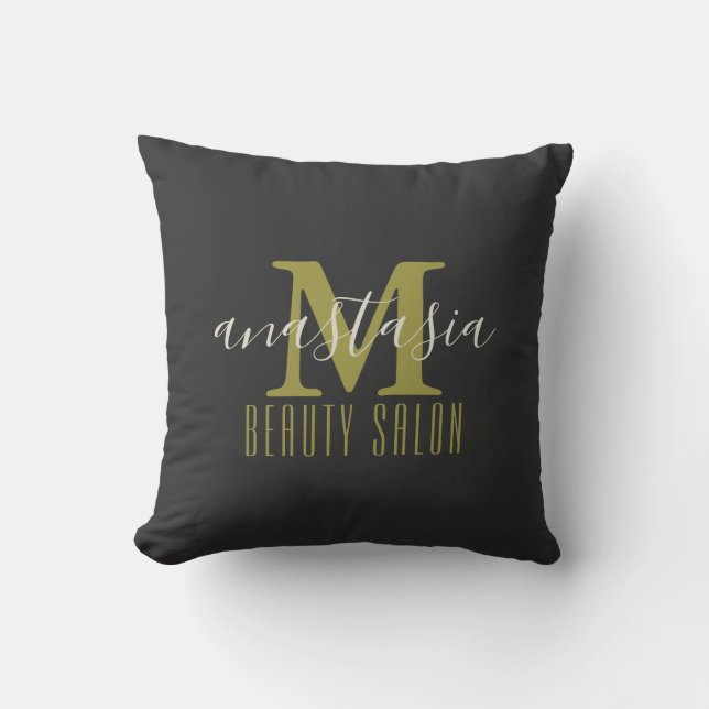Black Beauty Salon av Anastasia Monogram Kudde (Framsida)