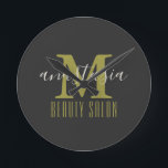 Black Beauty Salon av Anastasia Monogram Rund Klocka<br><div class="desc">Black Beauty Salon av Anastasia Monogram Round Clock. Guld monogram brev med namn av affärsverksamhet och ägare på svart bakgrund. Anpassa den med egen information.  @Miri Creations - Skapat bara för dig med dig i åtanke!
 Copyright Miri Creations,  alla höger reserverade.</div>