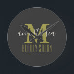 Black Beauty Salon av Anastasia Monogram Rund Klocka<br><div class="desc">Black Beauty Salon av Anastasia Monogram Round Clock. Guld monogram brev med namn av affärsverksamhet och ägare på svart bakgrund. Anpassa den med egen information.  @Miri Creations - Skapat bara för dig med dig i åtanke!
 Copyright Miri Creations,  alla höger reserverade.</div>