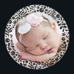 Black Berry Framed Baby Photo Magnet<br><div class="desc">En cirkel av söt,  grafiska bär och löv ram er favoritfoto av baby för att skapa en perfekt keepy eller ge som en gåva till föräldrar och mor- och farföräldrar.</div>