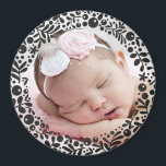 Black Berry Framed Baby Photo Magnet<br><div class="desc">En cirkel av söt,  grafiska bär och löv ram er favoritfoto av baby för att skapa en perfekt keepy eller ge som en gåva till föräldrar och mor- och farföräldrar.</div>