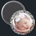 Black Berry Framed Baby Photo Magnet<br><div class="desc">En cirkel av söt,  grafiska bär och löv ram er favoritfoto av baby för att skapa en perfekt keepy eller ge som en gåva till föräldrar och mor- och farföräldrar.</div>