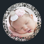 Black Berry Framed Baby Photo Magnet<br><div class="desc">En cirkel av söt,  grafiska bär och löv ram er favoritfoto av baby för att skapa en perfekt keepy eller ge som en gåva till föräldrar och mor- och farföräldrar.</div>