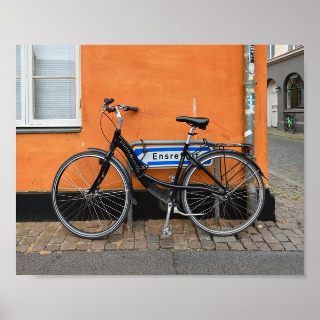 Black Bicycle Against Orange Wall, Århus, Danmark Poster (Framsidan)