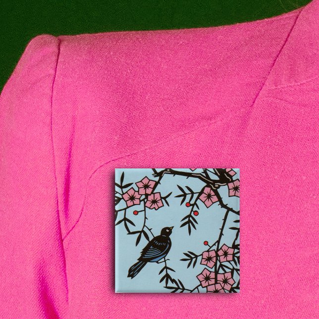 Black Bird Cherry Blommar Träd Knapp (Pretty black bird in abstract cherry blossom tree on light blue square pin back button.)