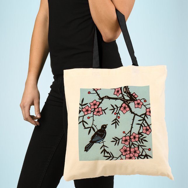 Black Bird Cherry Blommar Träd Tygkasse (Black bird in cherry tree with pink blossom flowers on light blue tote bag.)