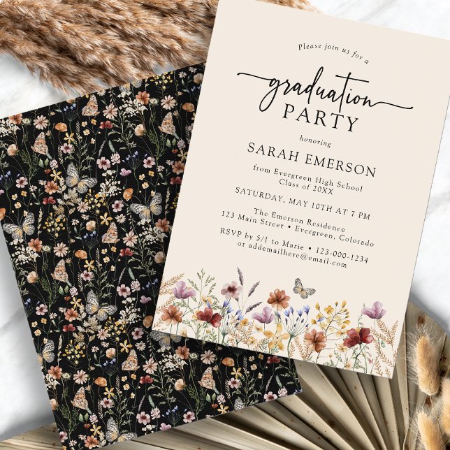 Black Boho Studenten Inbjudningar (Black Wildflower Boho Graduation Invitation with Butterfly by Painted Paperie
)