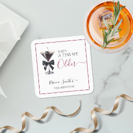 Black Bow Cherry Drink 'A tini bit Older' Birthday Underlägg Papper Kvadrat