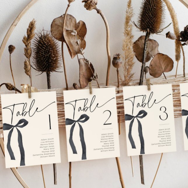 Black Bow Gothic-kort Gifter sig Bord Namn Inbjudningar (Black bow seating chart cards with table numbers and names)