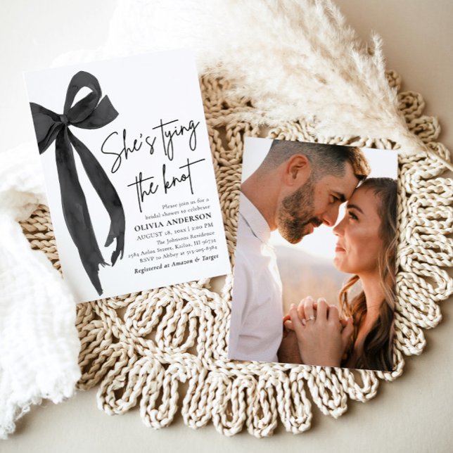 Black Bow Hon är Gifter sig Möhippa Inbjudningar (Watercolor Modern Cute Black Bow Ribbon Coquette She's Tying the Knot Bridal Shower Invitation)