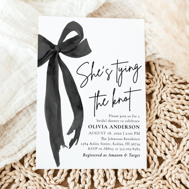 Black Bow Hon är Gifter sig Möhippa Inbjudningar (Watercolor Modern Cute Black Bow Ribbon Coquette She's Tying the Knot Bridal Shower Invitation)