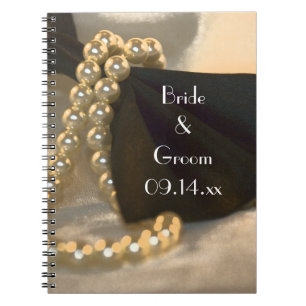 Black Bow Tie and White Pearls Bröllop Anteckningsbok