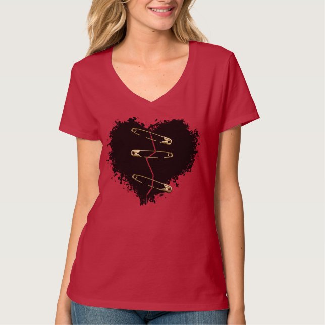 Black Broken Heart Pinned Goth T-Shirt (Framsida)