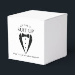 Black Bröllop Tuxedo Kostym Groomsman Frieri Presentaskar<br><div class="desc">Gör Bröllop oförglömlig - Lägg till en personlig beröring med en groomsman frieri favoritpresenter med en svart tuxedo-illustration av kostym och med marskalkar frieri meddelande i ett klassiskt serif-teckensnitt.</div>