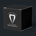Black Bröllop Tuxedo Kostym Groomsman Frieri Presentaskar<br><div class="desc">Gör Bröllop oförglömlig - Lägg till en personlig beröring med en groomsman frieri favoritpresenter med en tuxedo-illustration av kostym och med marskalkar frieri meddelande i ett klassiskt serif-teckensnitt.</div>