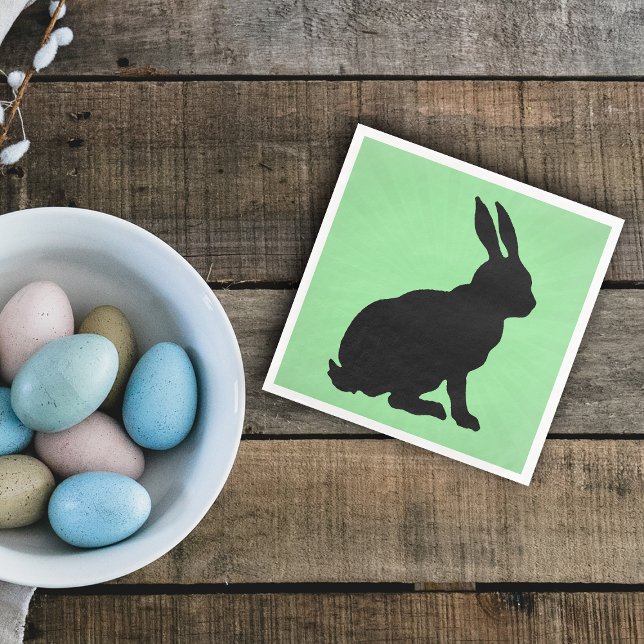 Black Bunny Silhouette Form Tall Öron på Grönt Pappersservett (Black sitting bunny rabbit on green paper napkin for spring or Easter.)