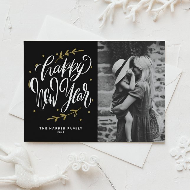 Black Calligraphy and Wreath New Year Photo Julkort (Customizable photo Happy New Year card featuring modern calligraphy and wreath.)