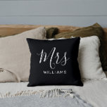 Black Calligraphy Newlyged Bride Pillow Kudde<br><div class="desc">En perfekt möhippa eller bröllop-gåva. Den här vackra kudden har en kalligrafitext för elegant och snyggt som lyder "Mrs" och redigerbar efternamnstext nedan.</div>