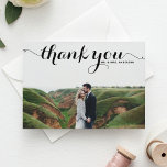 Black Calligraphy Script Bröllop Photo Tack Vykort<br><div class="desc">Ett vettigt och modernt tack som vykortet innehåller ett svart kalligrafiskt skript. Det här fototacket du vykort blir perfekt för bröllop och studenten.</div>