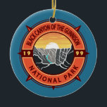 Black Canyon the Gunnison National Park Compass Julgransprydnad Keramik<br><div class="desc">Svart Canyon av Gunnison-vektorns teckningsdesign. Parken omger en del av en djup,  brant buken som genom Preambrian sten korsas av Gunnison River. Vildlivet omfattar hjort,  älg och guldörn.</div>