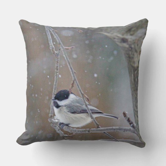 Black Caps Chickadee i Snö Kudde (Framsida)