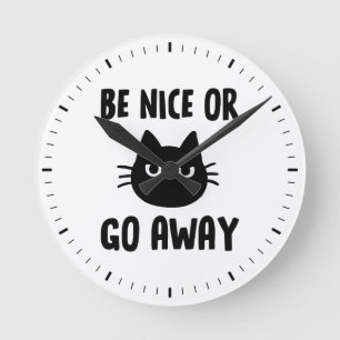 Black Cat Be Nice eller Go Away Rund Klocka