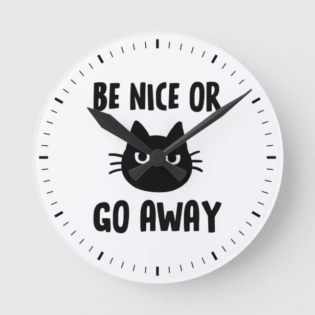 Black Cat Be Nice eller Go Away Rund Klocka (Framsida)