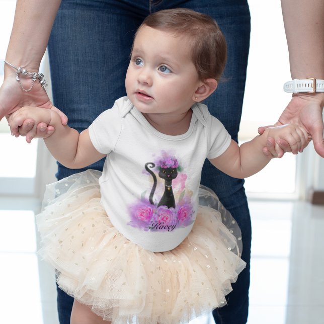 Black Cat-blomman krona sitta i rosa ros T Shirt (Skapare uppladdad)