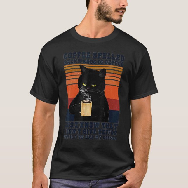Black Cat Drinks Coffee Spelled Backwards Is Eeffo T Shirt (Framsida)