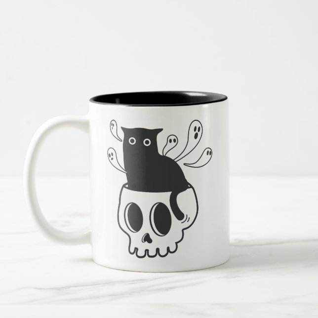 Black Cat i Skull Shirt Spooky Cute Halloween Två-Tonad Mugg (Vänster)