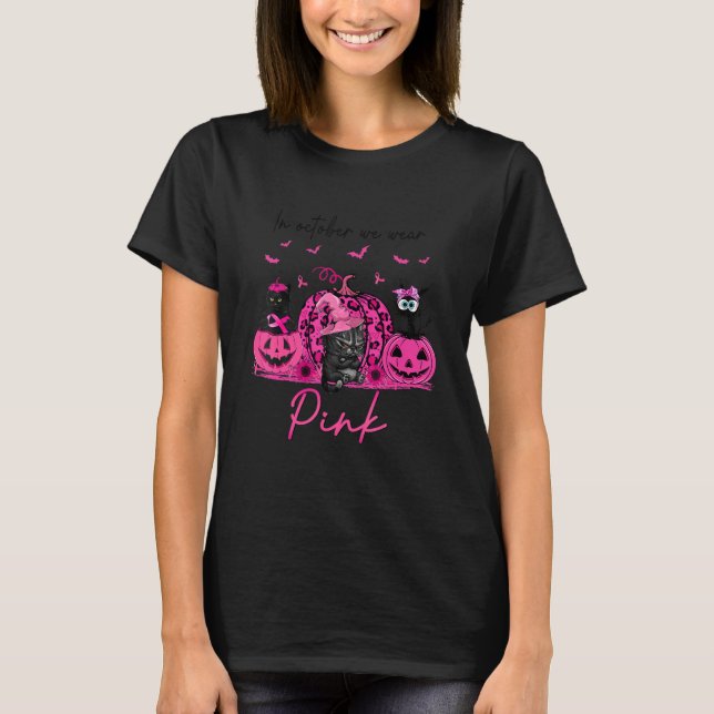 Black Cat In October We Wear Pink Halloween Pumpki T Shirt (Framsida)