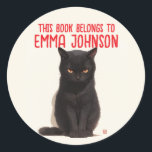 Black Cat Namn Sticker | Tillbaka till skolan Runt Klistermärke<br><div class="desc">Skaffa redo till skolan med personligen svart kattdekal! Med en fet svart katt som börjar rakt på dig, skarp vit bakgrund och anpassade röd text är dessa etiketter perfekter för att markera bokar, anteckningsböcker, mappar och planerare i skolan. Lägg till ditt namn eller din anpassningsbar i behålla som du har...</div>