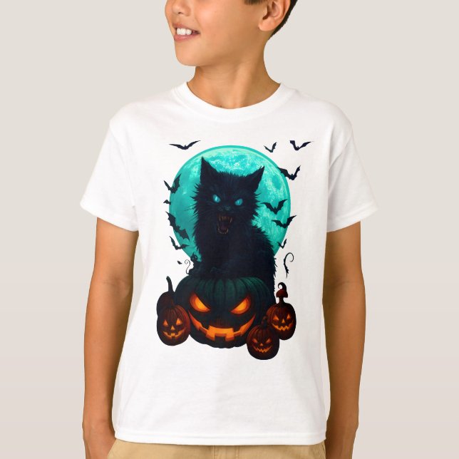 Black Cat on Pumpkins under Full Moon – Spooky Hal T Shirt (Framsida)
