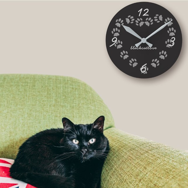 Black Cat Paw Skriv ut väggklocka i Personligen He (If you love black cats, you can add your cat's name or your own to this cute paw print heart clock)