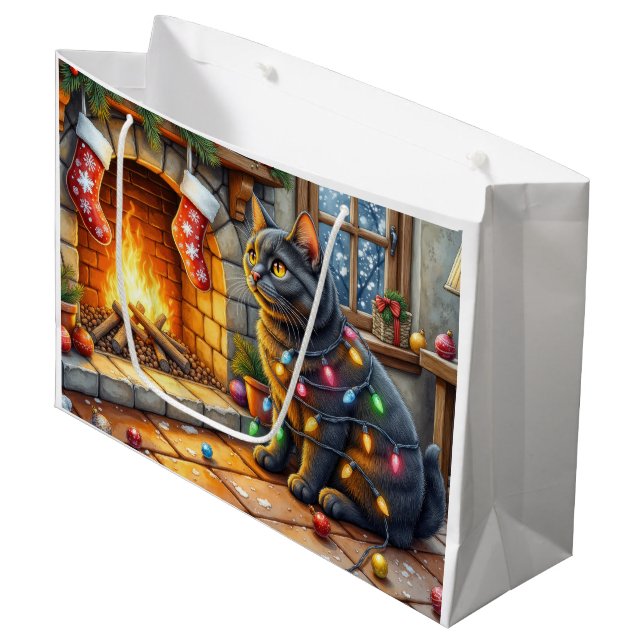 Black Cat Sitting Fireplace with Christmas Lights (Framsidan Vinklad)