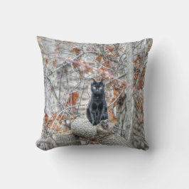 Black Cat Sitting Outdoors Kudde