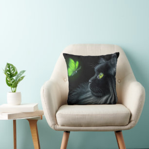 Black Cat Staring at a Glowing Grönt Butterfly Kudde
