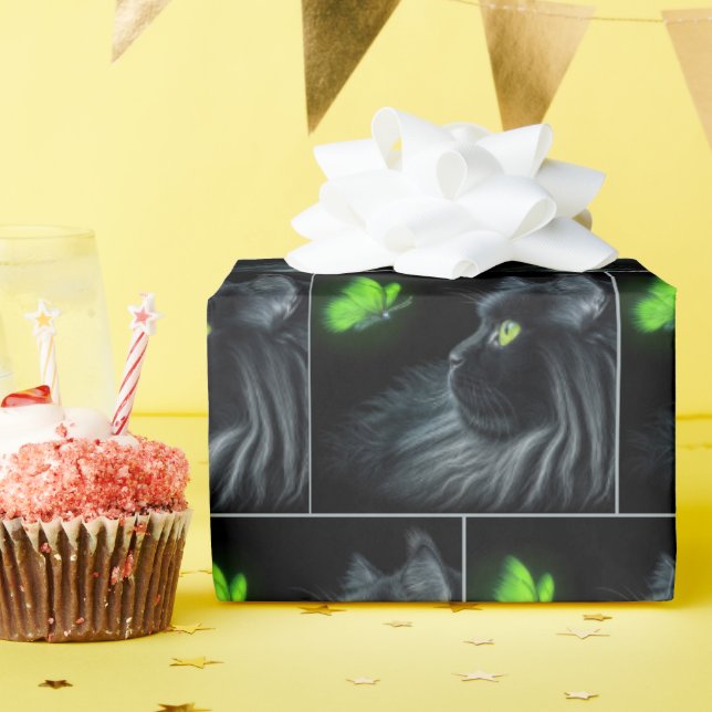 Black Cat Staring at a Glowing Grönt Butterfly Presentpapper (Födelsedagsfest)
